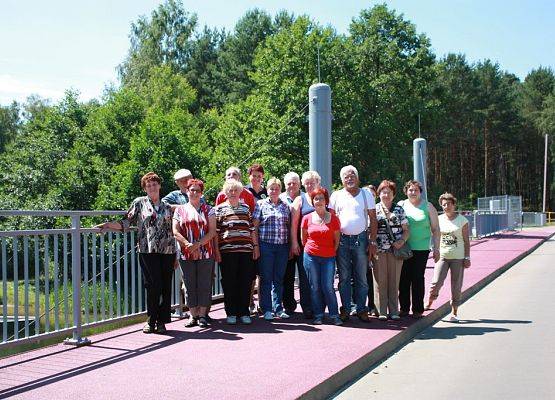 Mieszkańcy miasta i gminy Brusy na moście zwodzonym w Małych Swornegaciach