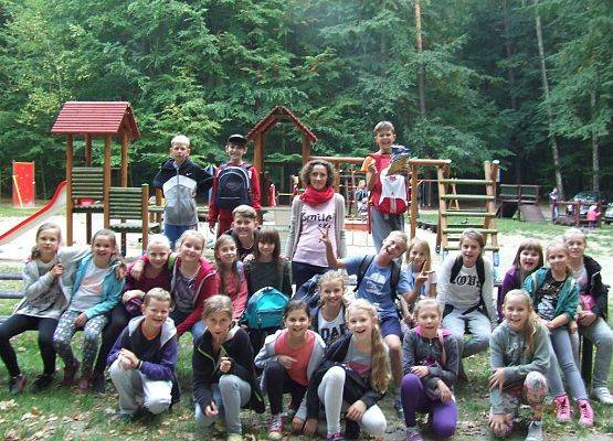 Uczniowie Szkoły Podstawowej nr 7 posprzątali Lasek Miejski w Chojnicach.