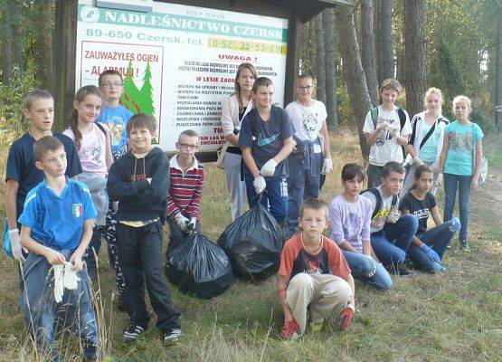 Grupa uczniów z Kosobud podczas sprzątania okolicznych lasów.