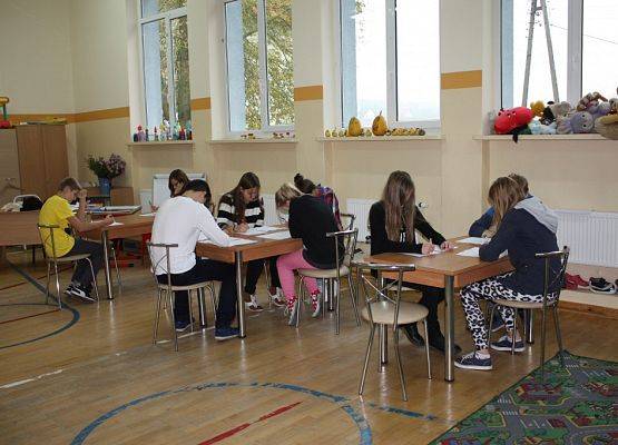 Uczniowie Zespołu Szkół w Charzykowach podczas rozwiązywania testu.