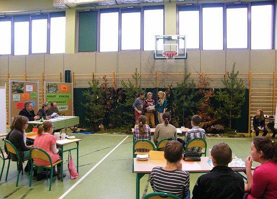 Uczniowie podczas inscenizacji w czasie Gminnego Konkursu Przyrodniczego.