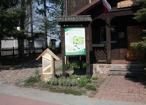 Domek dla dzikich pszczół przy siedzibie Zaborskiego Parku Krajobrazowego w Charzykowach