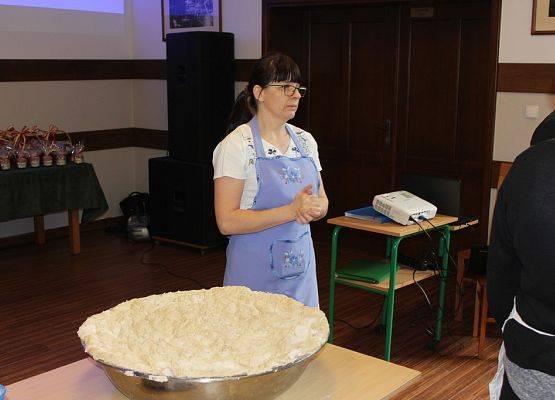 Pani Bożena Szwal-Gemba oraz pan Dominik Dykier zdradzili młodzieży tajniki tradycyjnych metod wypieku chleba.