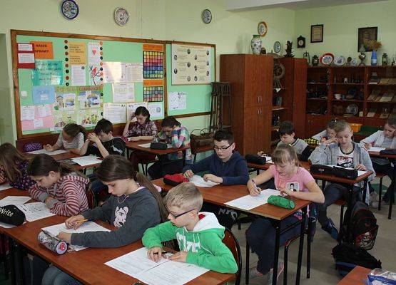 Uczniowie Szkoły Podstawowej w Kosobudach podczas pierwszego etapu konkursu "Poznajemy Zaborski Park Krajobrazowy"