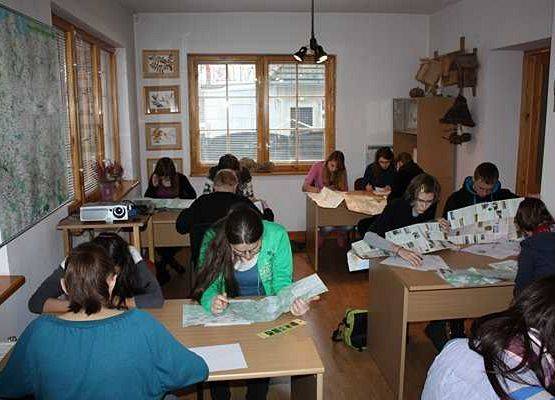 Uczestnicy konkursu w trakcie rozwiązywania testu w sali edukacyjnej Zaborskiego PK w Charzykowach. grafika