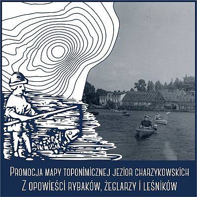 Grafika promująca wydarzenie utrzymana w biało-granatowej tonacji. Z lewej strony rycina rybaka oraz linie batymetryczne jeziora, z prawej zdjęcie spływu kajakowego z lat 30. XX w.