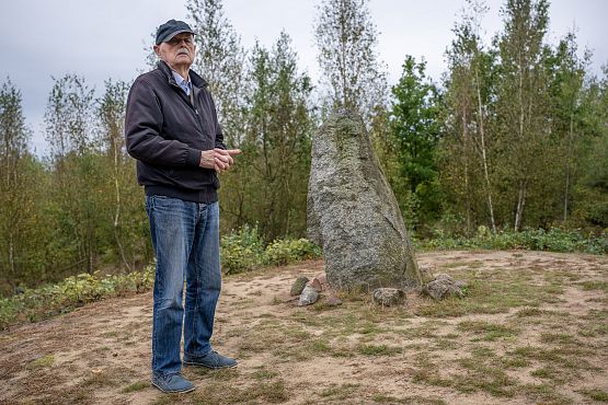 Dr hab. Krzysztof Walenta przy kamiennej steli na kręgu w Leśnie (fot. Daniel Frymark) Doktor Walenta stojący przy kamiennej steli - ustawionym pionowo dużym, ponadmetrowym głazie, ociosanym na podobieństwo ludzkiej twarzy.