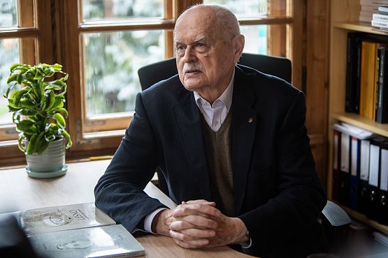 Dr hab. Krzysztof Walenta - wieloletni badacz stanowiska w Leśnie (fot. Daniel Frymark) Na zdjęciu dr Krzysztof Walenta siedzący przy biurku, przed ni dwie publikacje jego autorstwa dokume